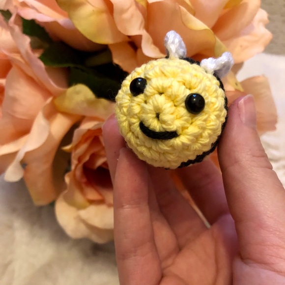 Crochet Bee Amigurumi-with/without keychain - Picture 7 of 10